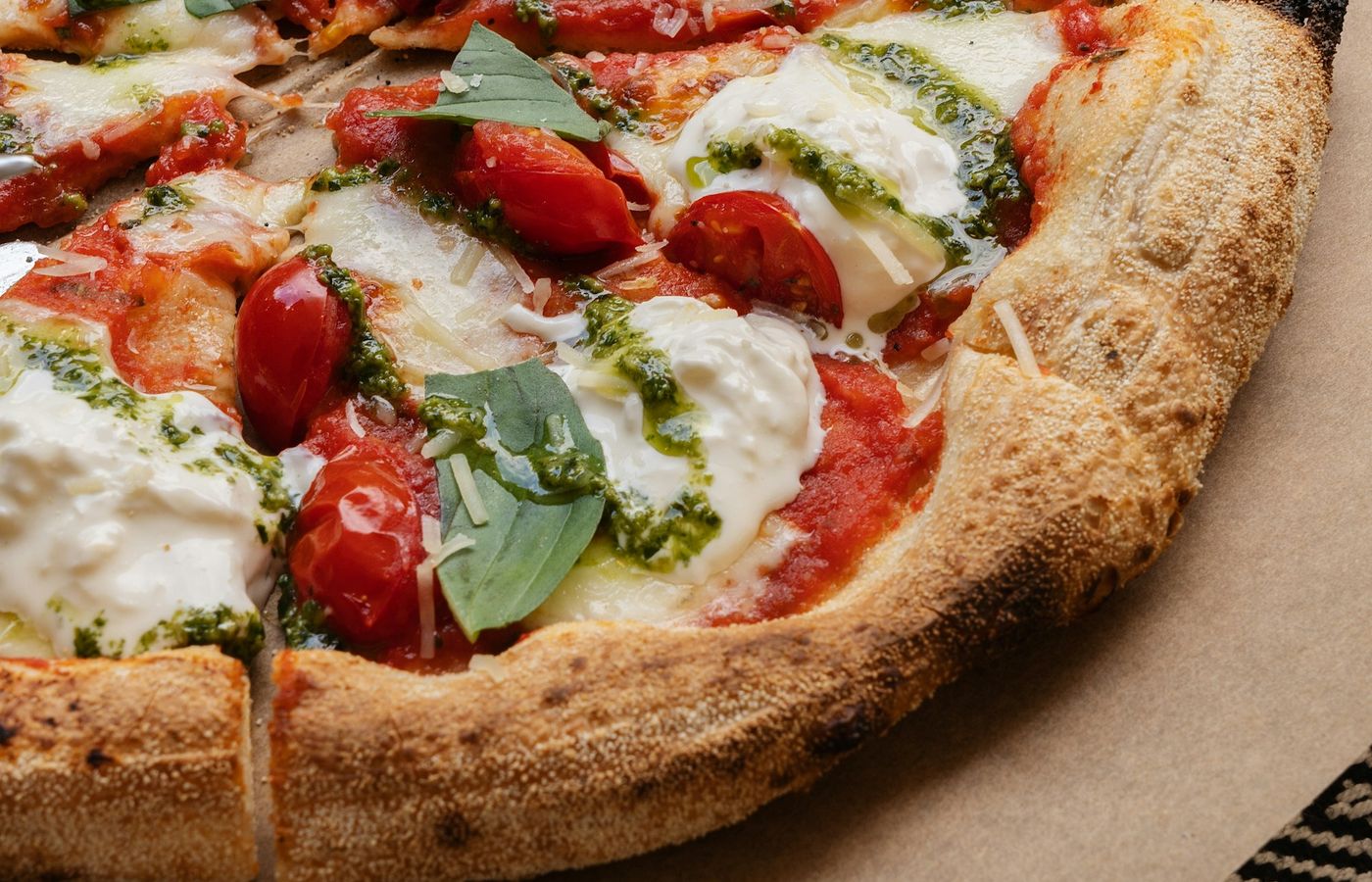 Pizza mit Burrata, Cherrytomaten und Basilikum