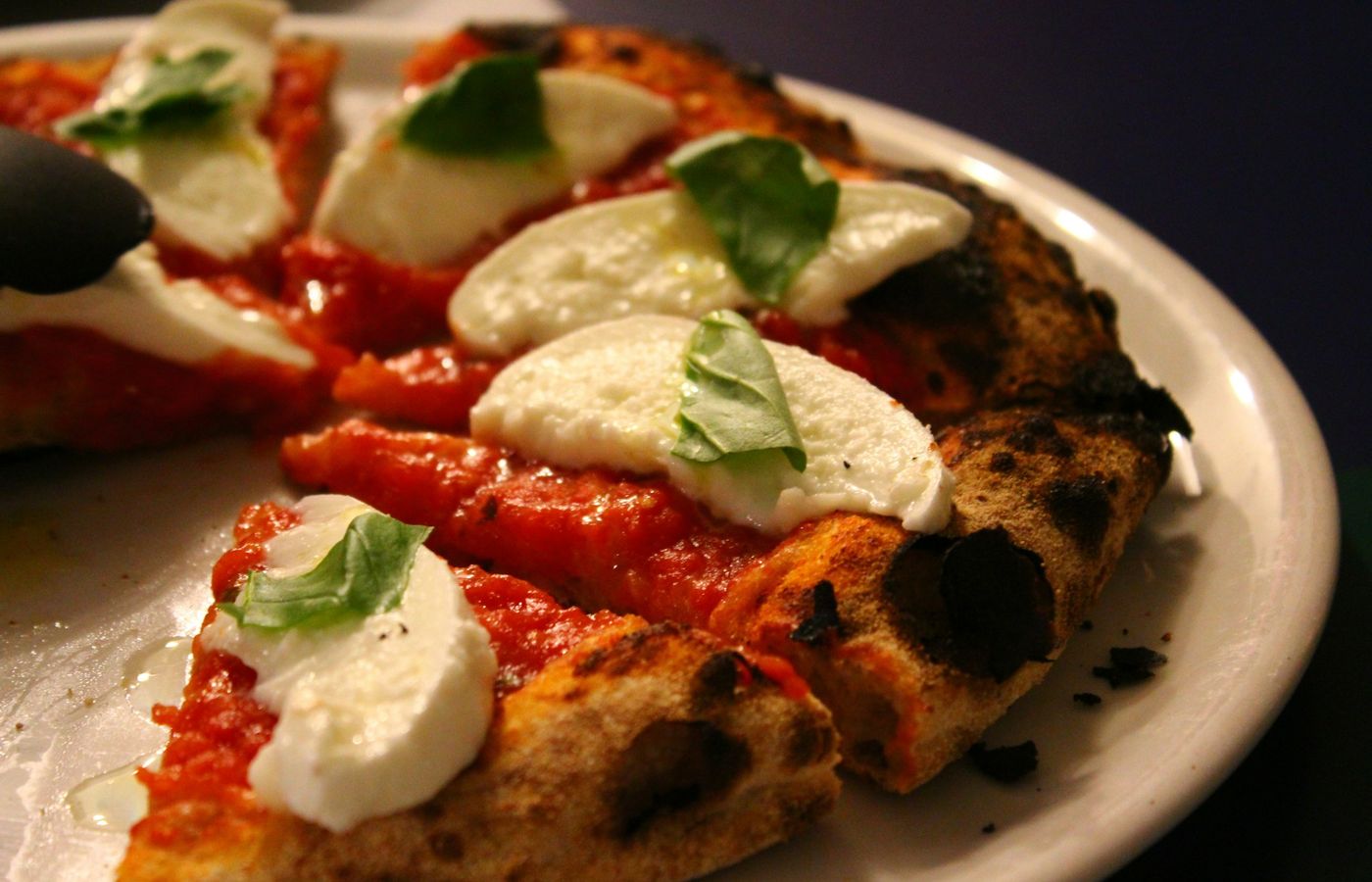 Pizza Margherita mit Mozzarella und Basilikum