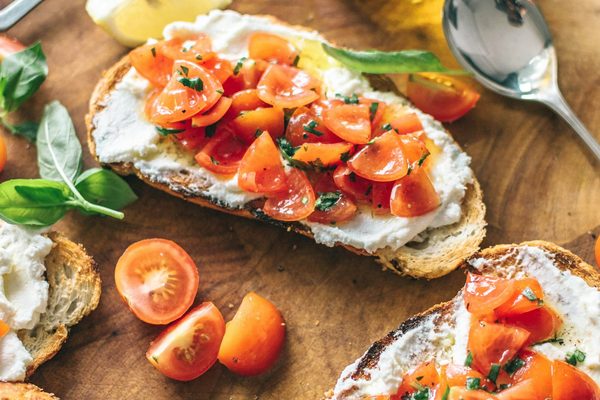 Bruschetta mit Tomaten und Basilikum
