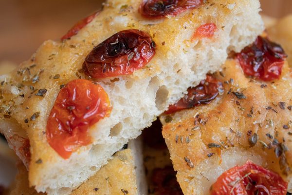 Focaccia mit Kirschtomaten und Oregano