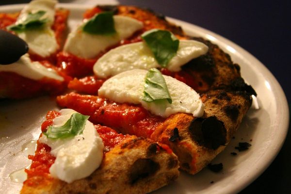 Pizza Margherita mit Mozzarella und Basilikum