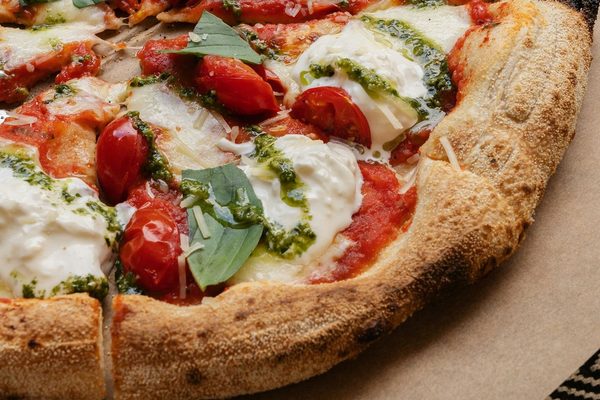 Pizza mit Burrata, Cherrytomaten und Basilikum